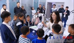 孩子们近距离不雅摩机械臂矫捷精准的抓